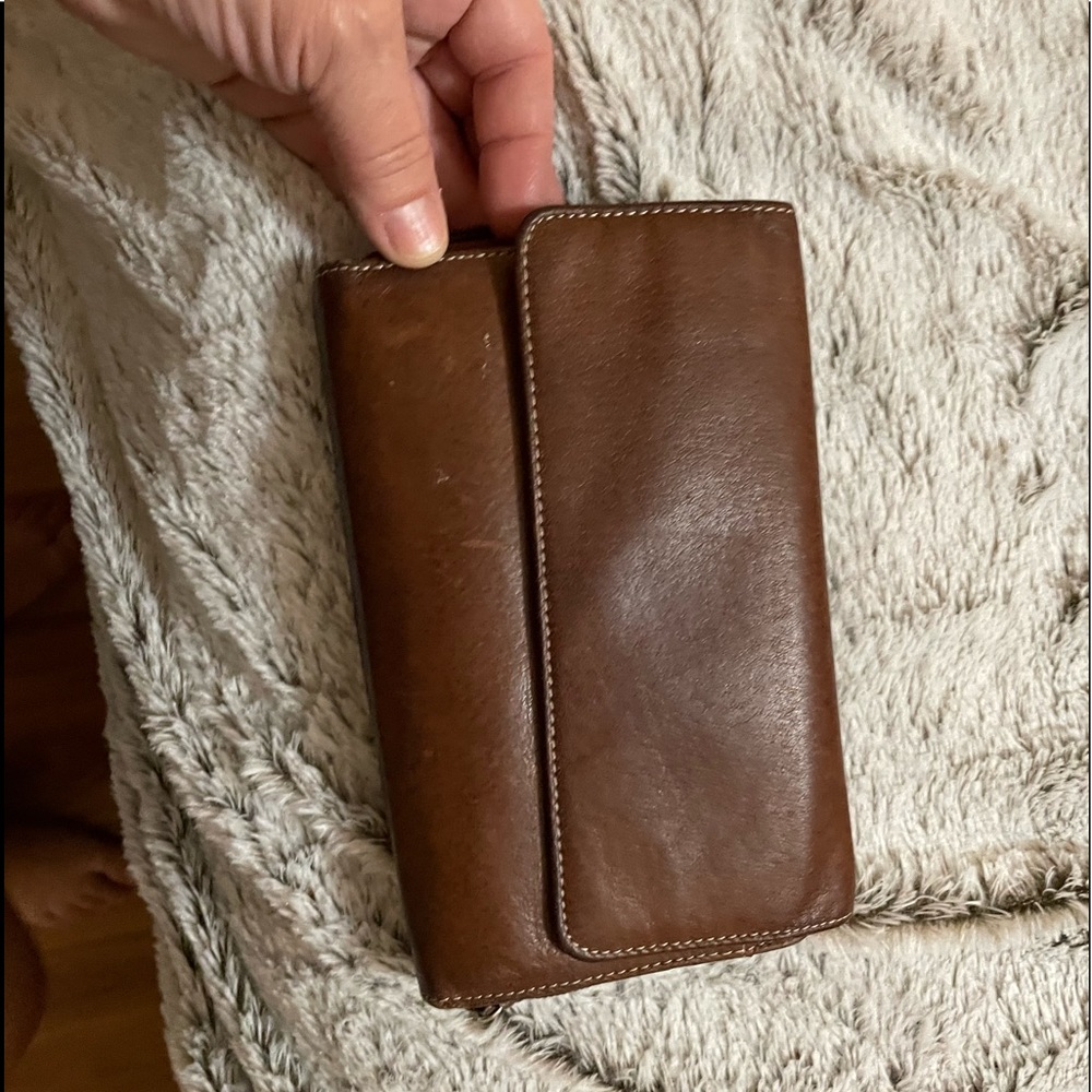 Mundi brand wallet medium brown color. Genuine Leather. Like new.
